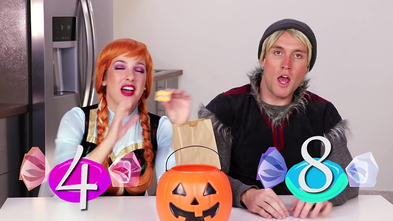 Frozen Anna vs Kristoff Halloween Candy Challenge. DisneyToysFan