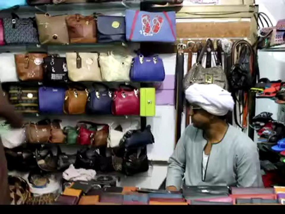 الحاج الضوى باع الموز وفتح بزار سياحي