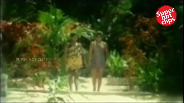 Mallu Aunties Hot Bikinii Navel Scene in Park