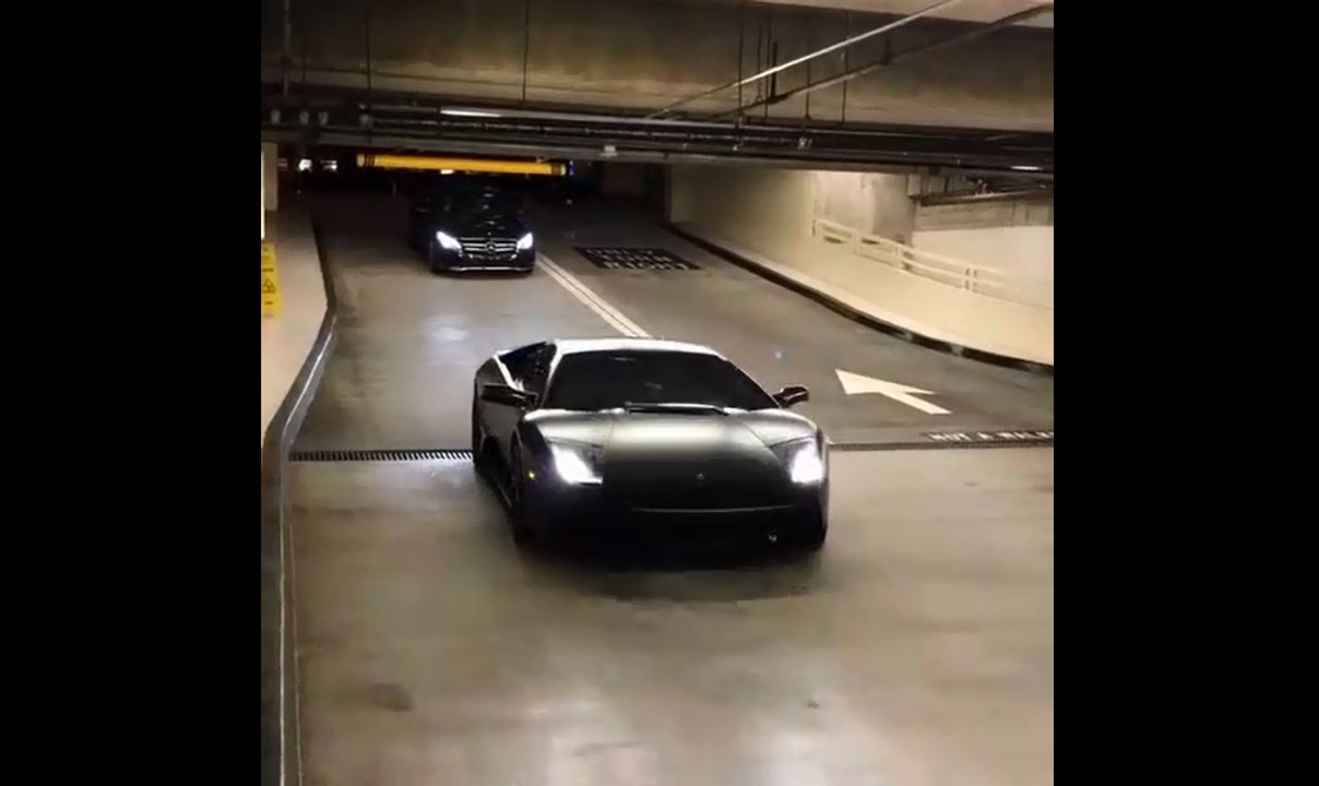 Le parking est gratuit pour le conducteur de cette Lamborghini.