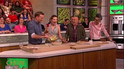 Kate Hudson Makes Her Greatest Hits Pie on The Chew