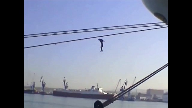 Ce taré saute du haut d'un paquebot de croisiere... Plongeon Vertigineux