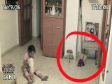 Ce papa place des caméras dans la chambre de sa fille et se rend compte que des choses étrange se passent... Esprits et fantomes!