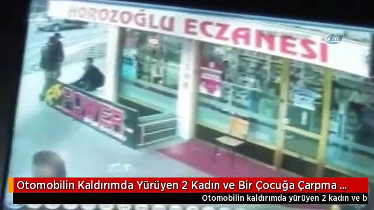 Otomobilin Kaldırımda Yürüyen 2 Kadın ve Bir Çocuğa Çarpma Anı Kamerada
