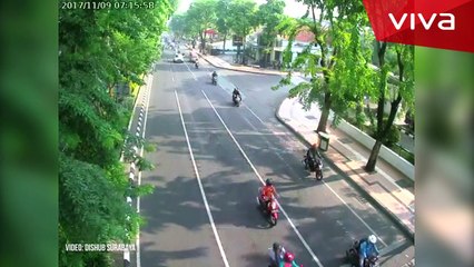 Ngeri, Outlander Libas Tiga Motor di Surabaya