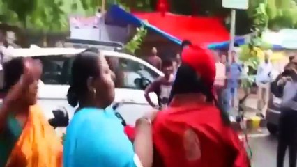 Swami OM Beaten By Woman at Jantar Mantar, Delhi