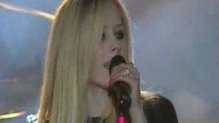 Avril Lavigne - Girlfriend [Live In Paris]