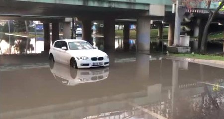 İstanbul'da Alt Geçit Göle Döndü, Araçlar Mahsur Kaldı
