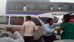 ویڈیو میں دیکھیں کس طرح انڈیا میں شدید دھند کی وجہ سے روڈ پر درجنوں گاڑیاں آپس میں ٹکرا گئیں۔
