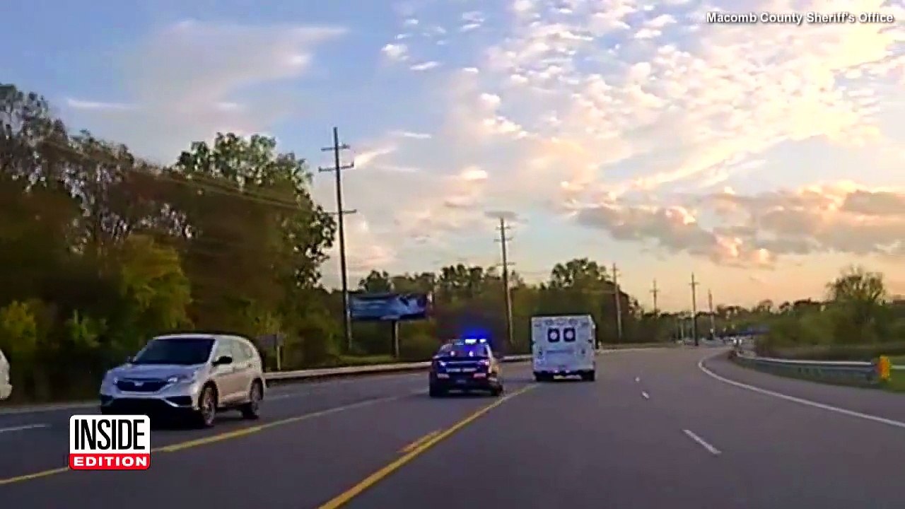 Cops in High Speed Chase to Catch 21-Year-Old They Say Stole Ambulance-fJFslnJePcw