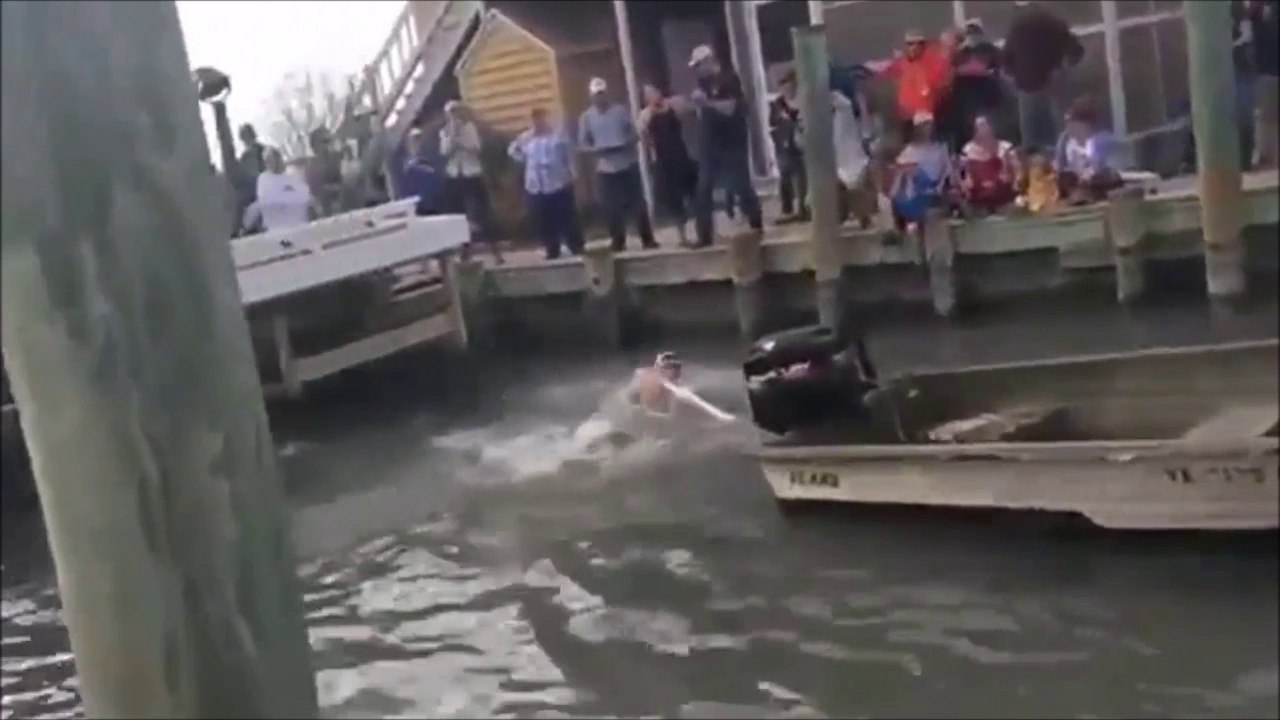 Ce débile essaie d'accrocher son bateau et ça termine mal pour lui