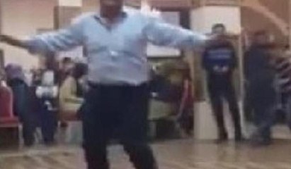 Mezdeke'yi duyar duymaz piste atladı, dansözlere taş çıkardı