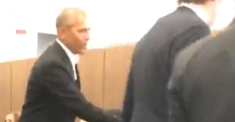 Obama Shakes Hands, Signs Books at Jury Duty