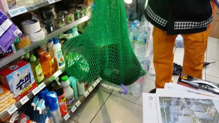 부산 편의점에 야생수달 출몰..."안전 포획" / YTN