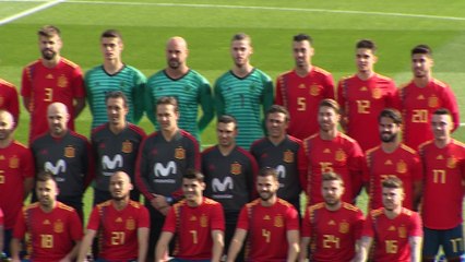 La selección posa con la polémica camiseta del Mundial