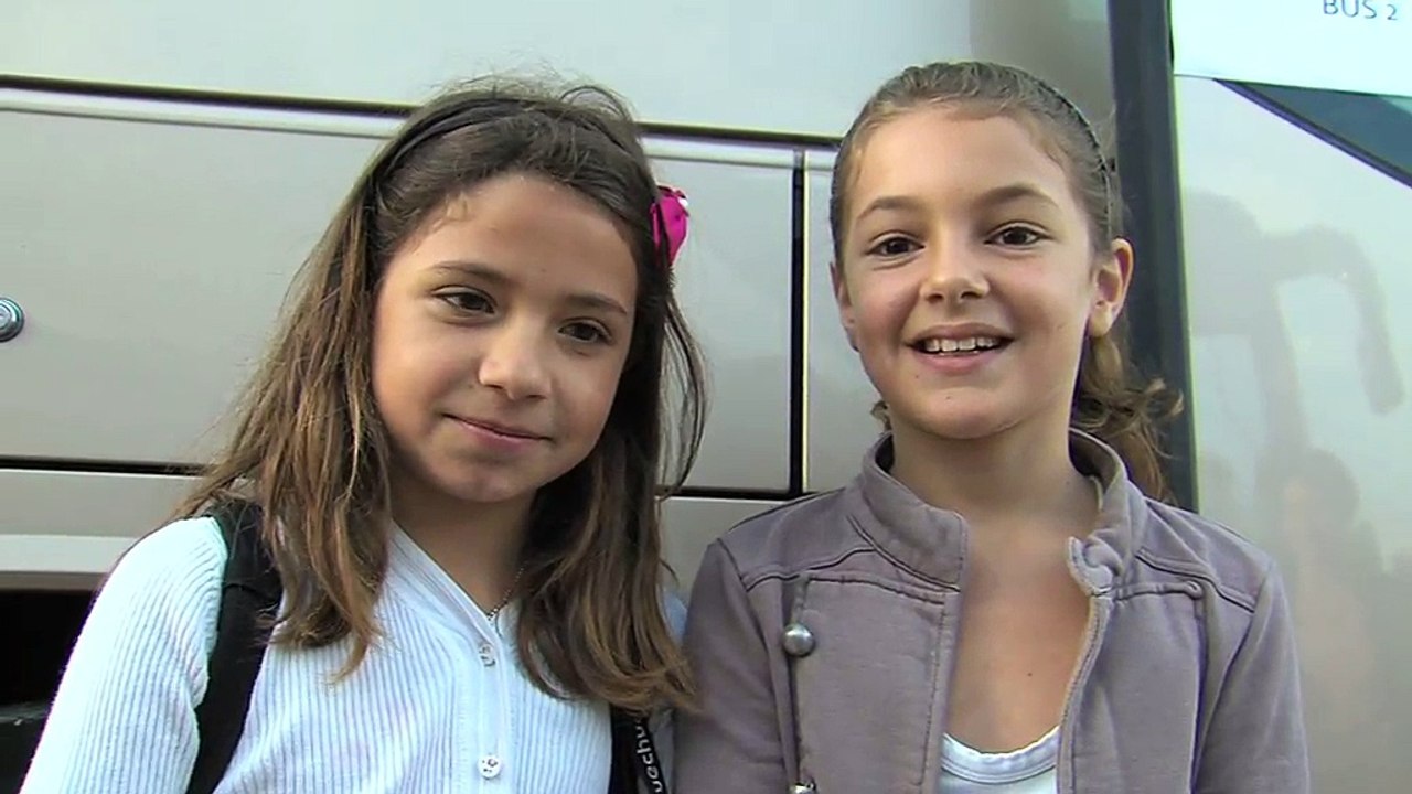 Émilie et Lilly ont hâte de monter dans le bus !
