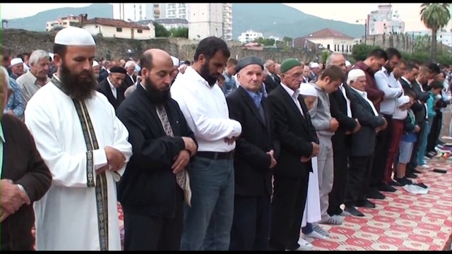 BESIMTARET MYSLIMANE NE TE GJITHE SHQIPERINE FALIN NAMAZIN NE FESTEN E KURBAN BAJRAMIT LAJM