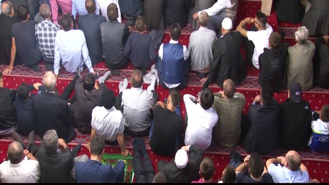 KURBAN BAJRAMI NE KOSOVE DHE MAQEDONI, BESIMTARET FALIN NAMAZIN, MESAZHE PER ME SHUME DASHURI LAJM