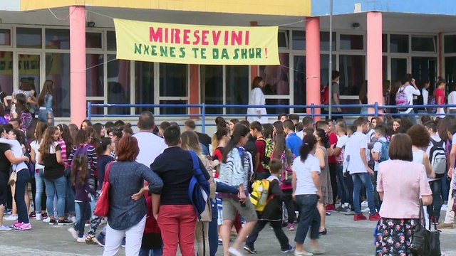 NIS VITI SHKOLLOR,390 MIJE NXENES ULEN NE BANKA,PRINDERIT TE SHQETESUAR PER MESIMIN ME TURNE LAJM