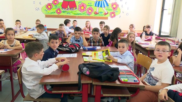 NIS VITI I RI SHKOLLOR,MBI 390 MIJE NXENES ULEN NE BANKA,PRINDERIT TE SHQETESUAR PER MESIMIN ME TURN