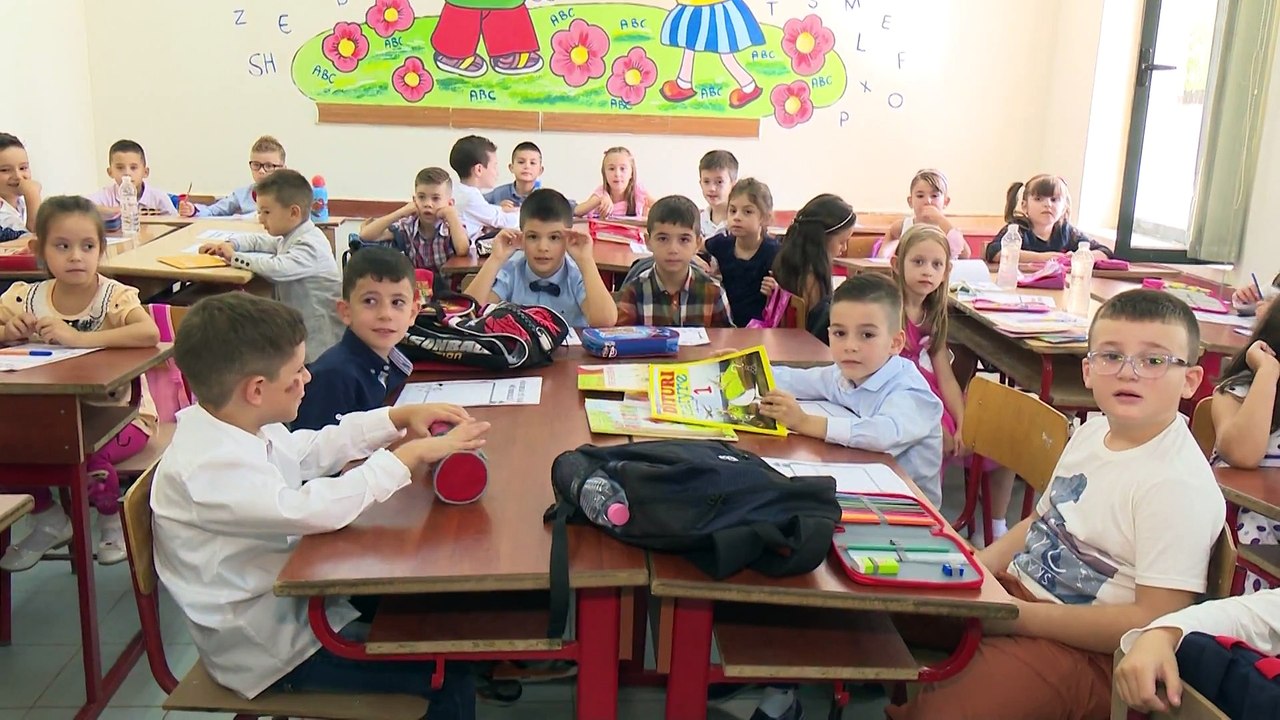 NIS VITI I RI SHKOLLOR,MBI 390 MIJE NXENES ULEN NE BANKA,PRINDERIT TE SHQETESUAR PER MESIMIN ME TURN