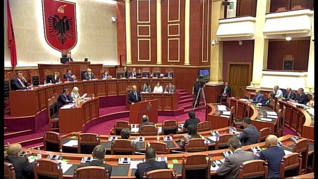 TENSION E DEBATE TE ASHPRA NE KUVEND PER HASHASHIN, DEMOKRATET “RRETHOJNE” KRYEMINISTRIN RAMA LAJM