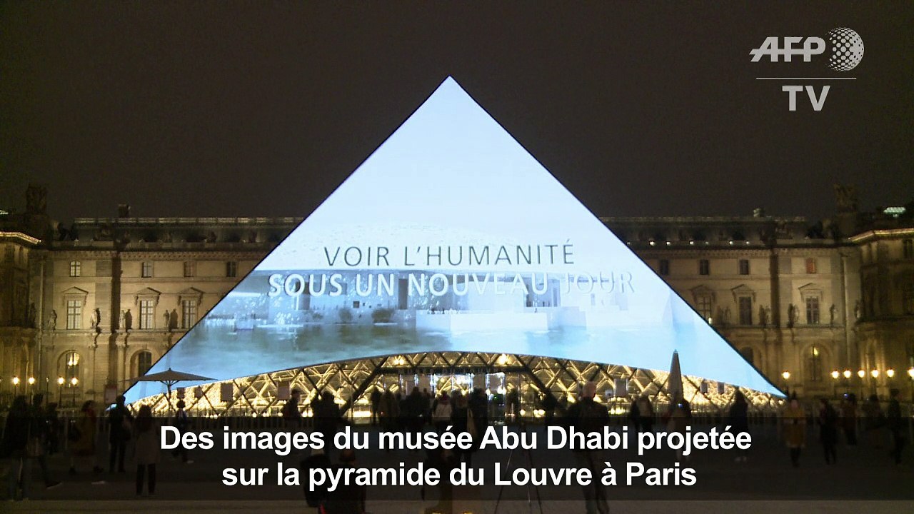 Des images du musée Abu Dhabi sur la pyramide d...