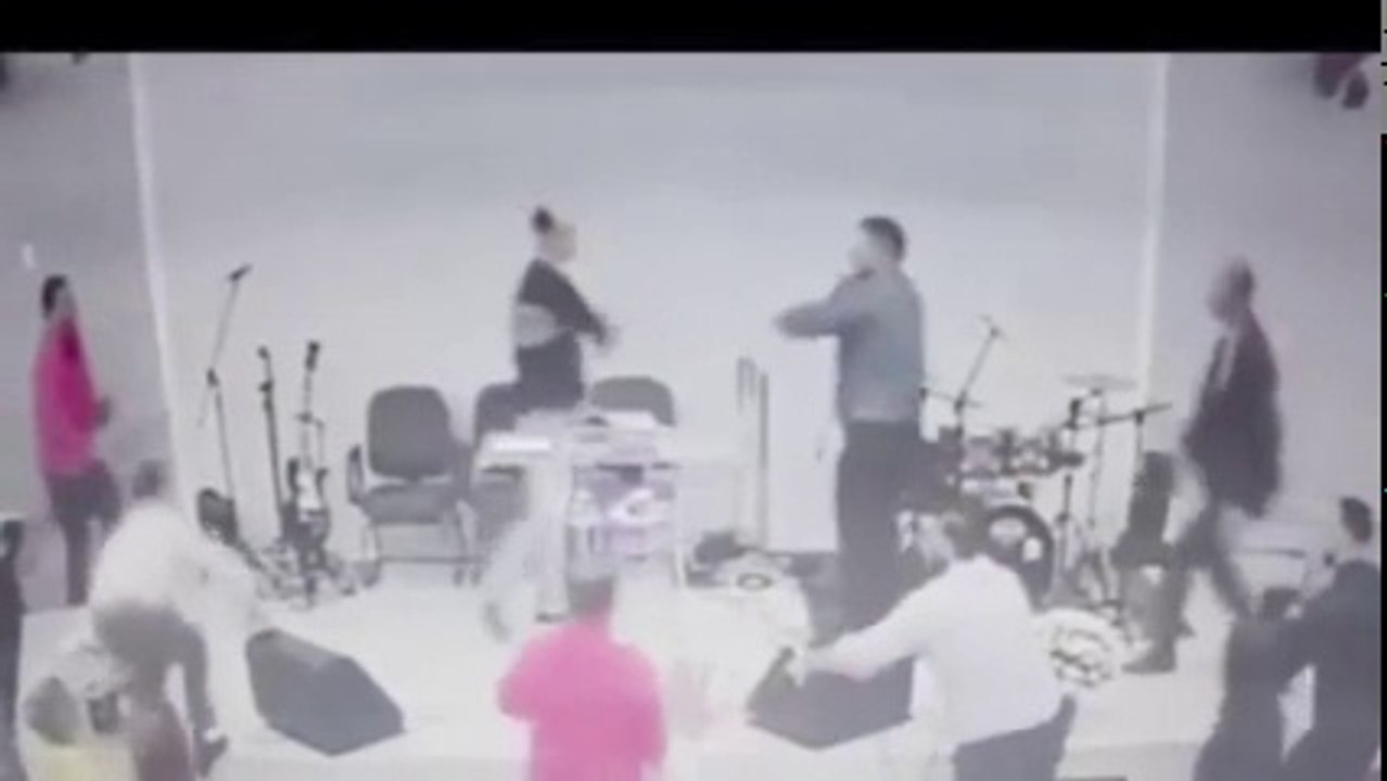 Homem tenta esfaquear pastor em culto transmitido ao vivo no Facebook