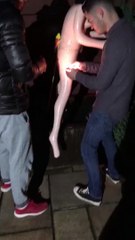 Ils s’amusent à mettre une fusée sur une poupée gonflable