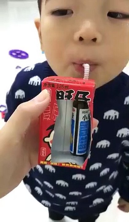 Une maman cache un médicament pour son enfant dans une brique de jus de fruit