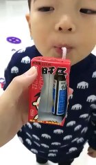 Une maman cache un médicament pour son enfant dans une brique de jus de fruit