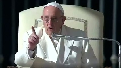 'Lift Up Your Hearts, Not Your Cell Phones', Says Pope Francis