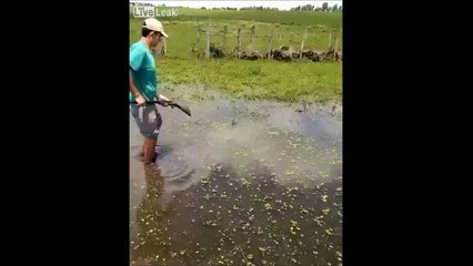 Скачать видео: Ce débile se tire dessus tout seul en faisant le con avec son fusil