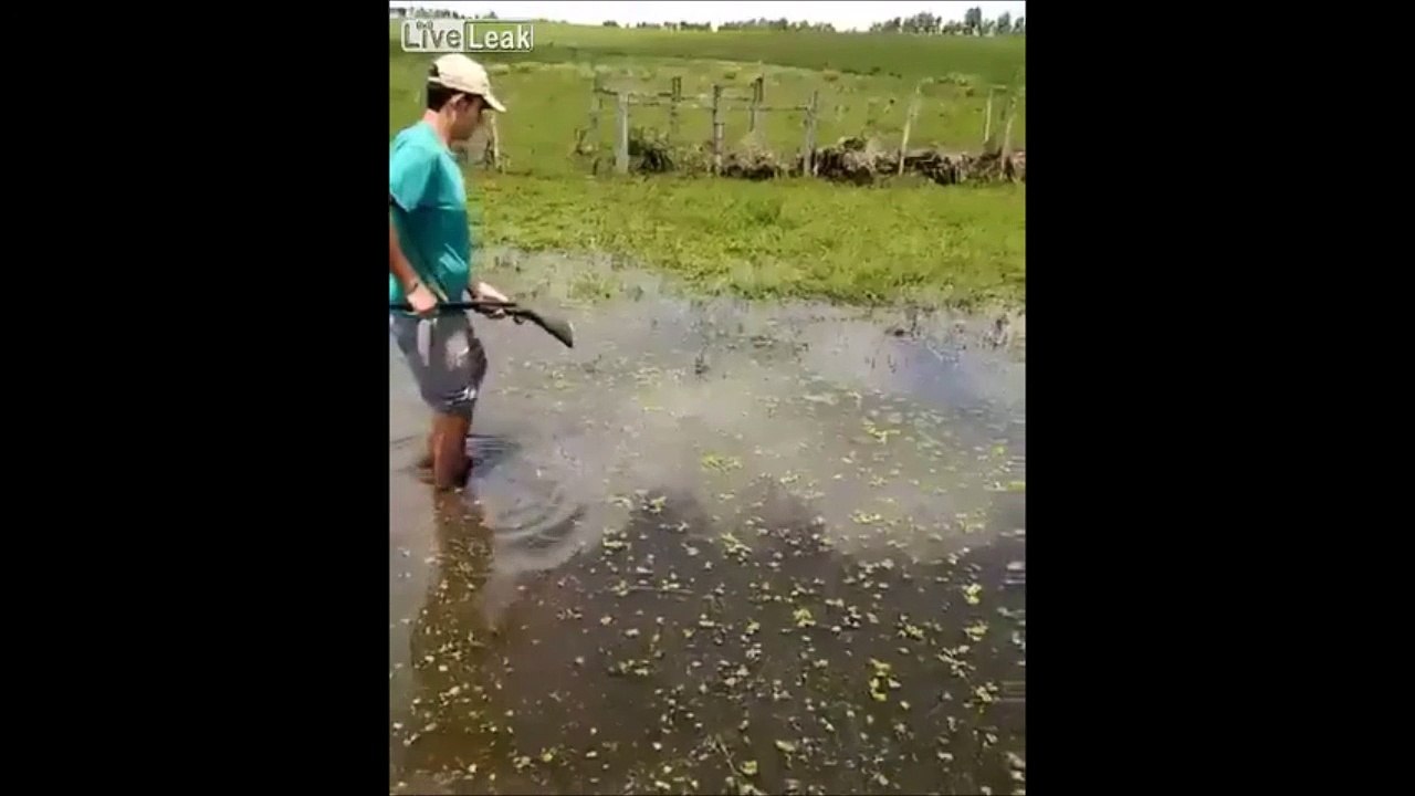 Ce débile se tire dessus tout seul en faisant le con avec son fusil