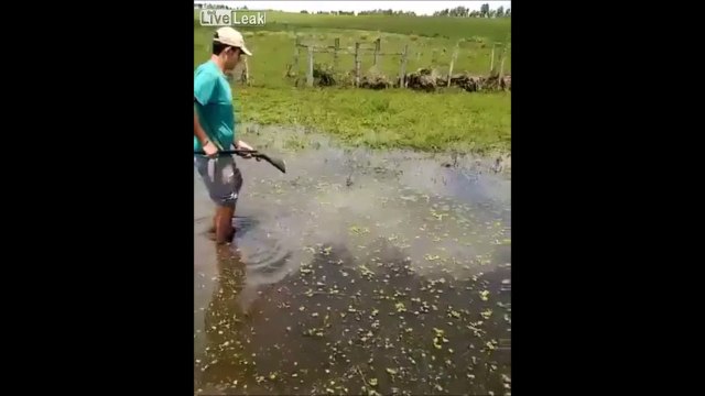 Ce débile se tire dessus tout seul en faisant le con avec son fusil