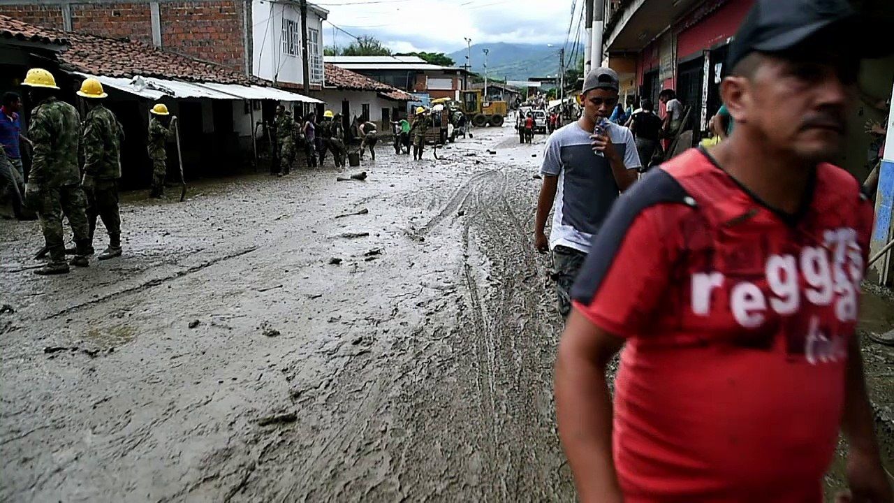 Pueblo colombiano cubierto de lodo tras avalancha