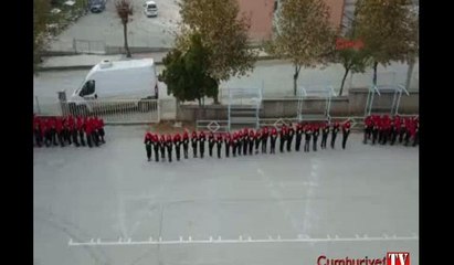 İlkokul öğrencileri bedenleriyle 'ATA' yazısı oluşturdu
