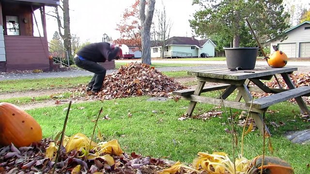 Il espère faire une blague à sa femme et échappe de justesse à un accident