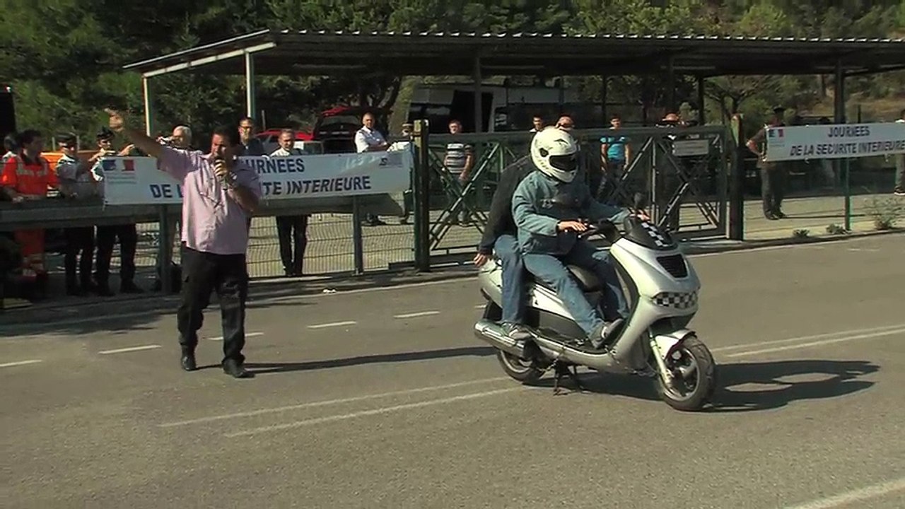 La collision entre le deux roues et la voiture pilotée par le cascadeur.