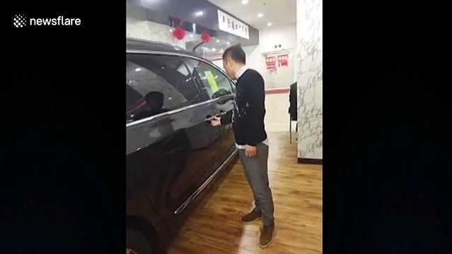 Un vendeur loupe sa démo et se coince le cou