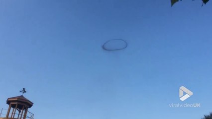 Apparition d'un énorme cercle de fumée noire dans le ciel en Angleterre !