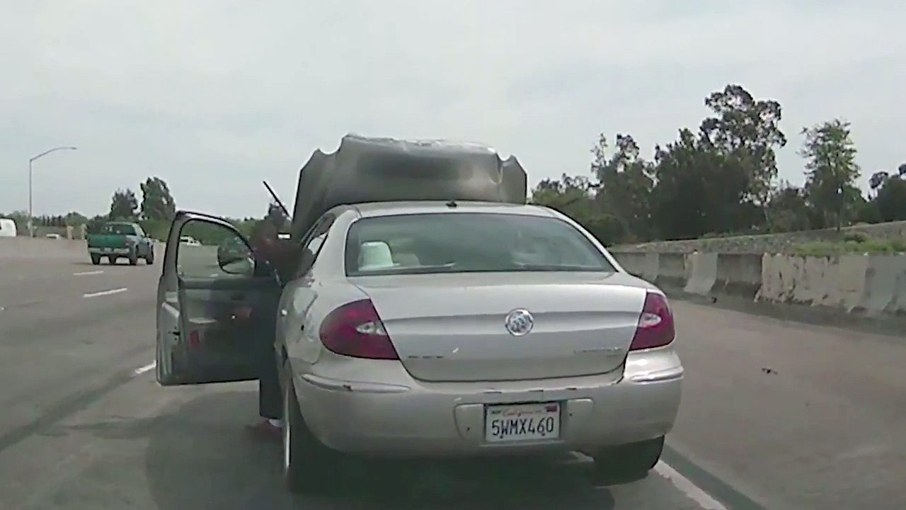 2 fois le capot avant de cette voiture s'ouvre sur l'autoroute !!