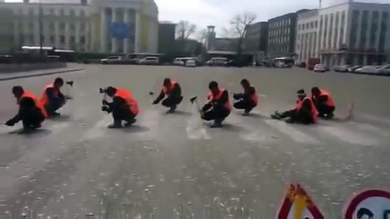 Détruire le bitume avec des haches !! En mode Age of Empires..