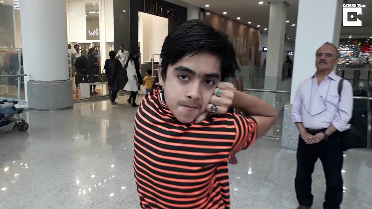 Regarder derrière-lui, il peut le faire en tournant sa tête à 180 degrés !