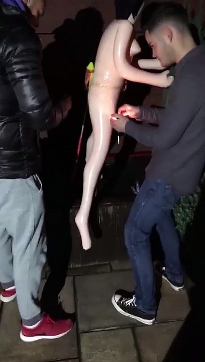 Ils s’amusent à mettre une fusée sur une poupée gonflable