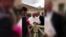 Una niña le quita el gorro al Papa Francisco y este lo toma con mucho humor