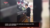 Chine : un vendeur de voiture se coince la tête dans une portière, la vidéo hilarante