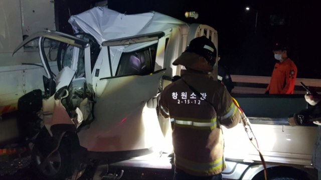 창원서 화물차가 5톤 트럭 들이받아...1명 다쳐 / YTN