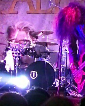 Un batteur vomit sur scène