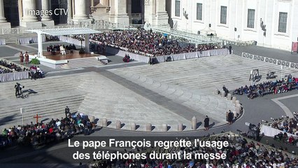 "Posez ces téléphones !" demande le pape à ses fidèles